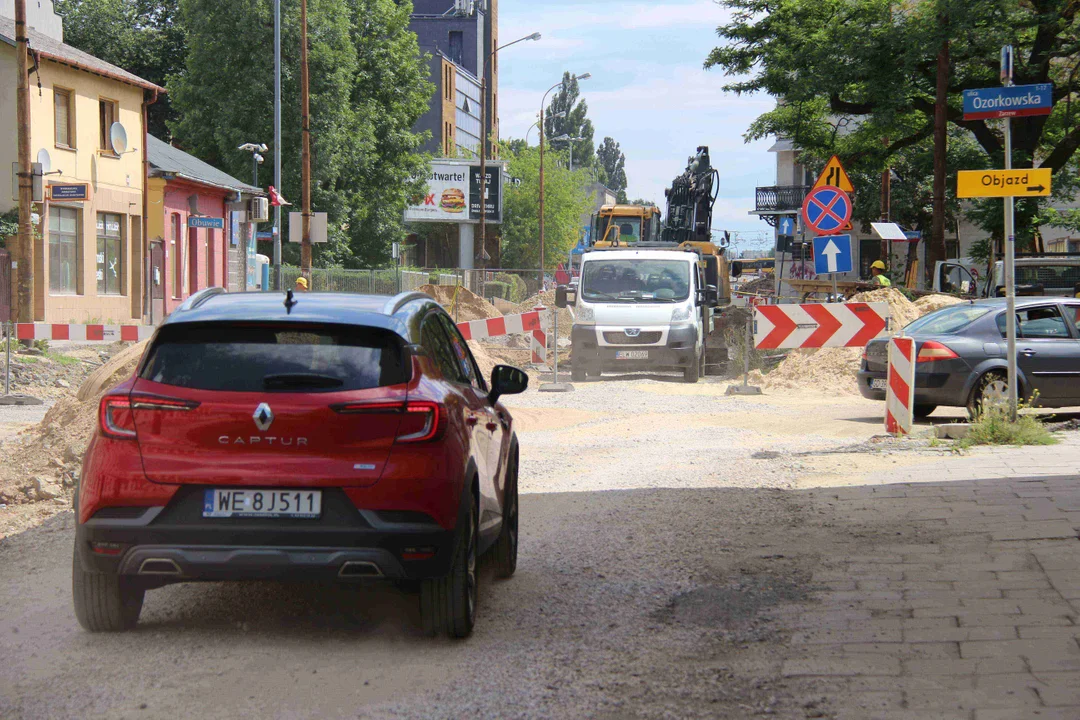 Kolejny objazd, który jest poprowadzony... chodnikiem