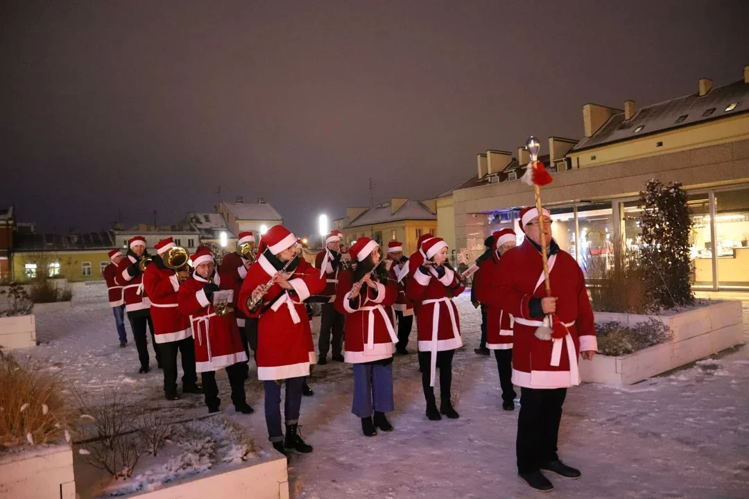 Tak świąteczne iluminacje i wigilia miejska wyglądały w minionym roku (2021)