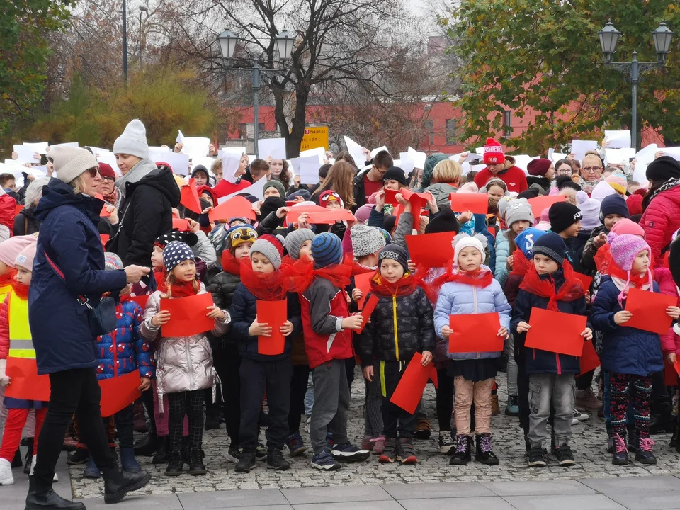 "Żywa flaga" na pl. Jana Pawła II