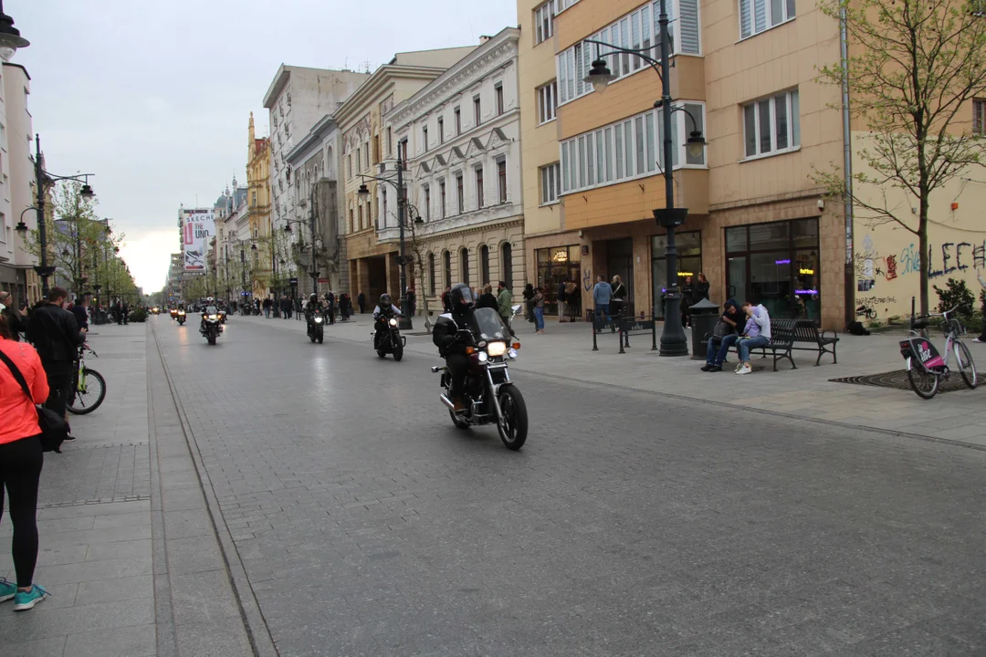 Wielka parada motocyklowa na ulicy Piotrkowskiej w Łodzi