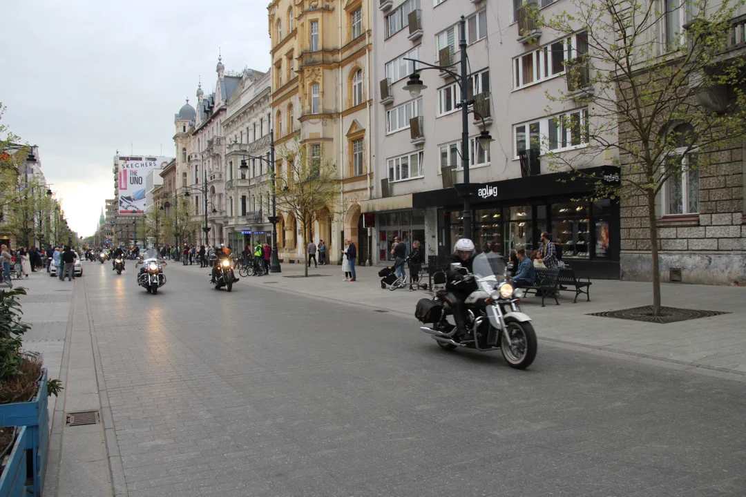 Wielka parada motocyklowa na ulicy Piotrkowskiej w Łodzi