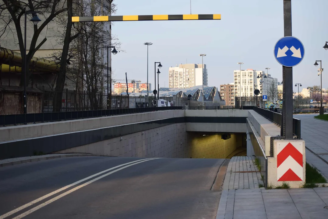 Zamykają podziemną ulicę w centrum Łodzi. Na miejscu sporo służb [zdjęcia]