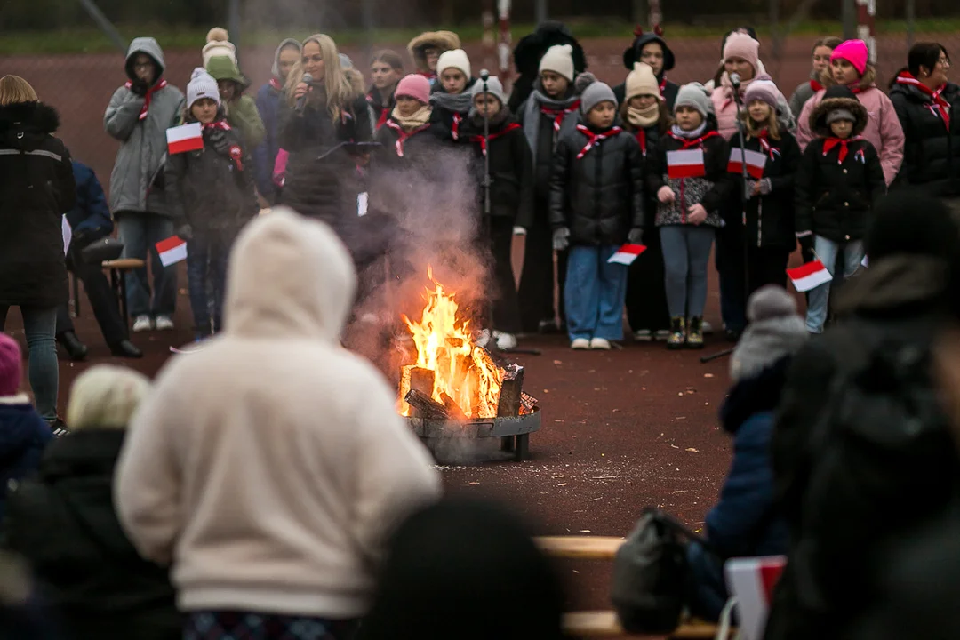 Patriotyczne spotkanie przy ognisku. Był hymn i grochówka [ZDJĘCIA] - Zdjęcie główne