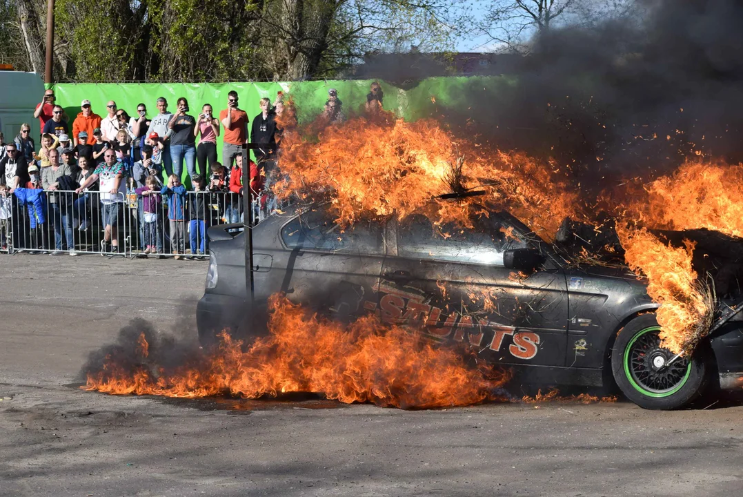 Giganty na czterech kołach zrobiły duże show! Widowiskowy pokaz monster trucków