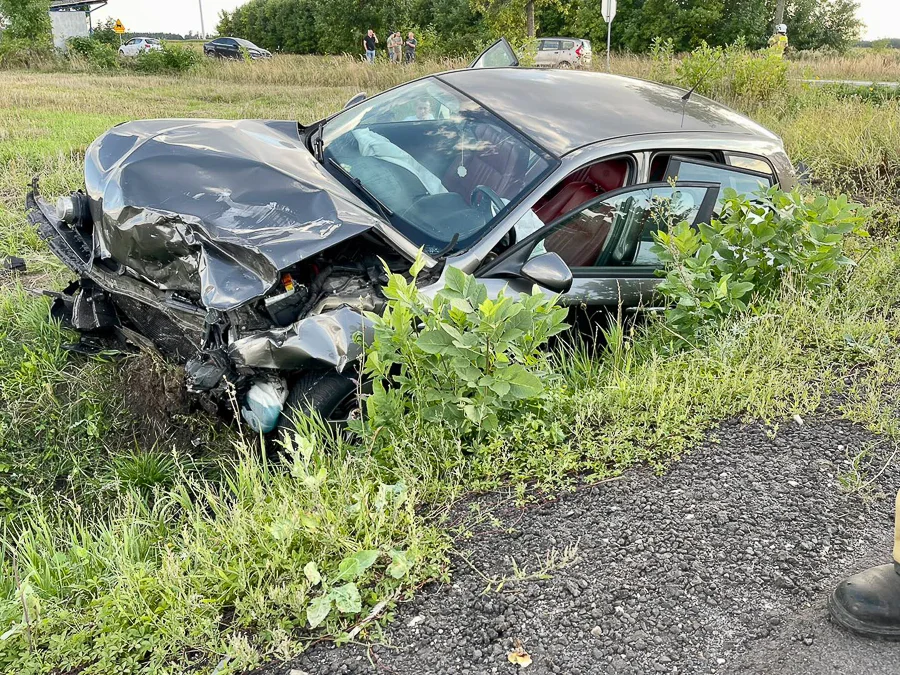 Groźny wypadek na DK 74. Straż, policja i karetki pogotowia na miejscu [FOTO] - Zdjęcie główne