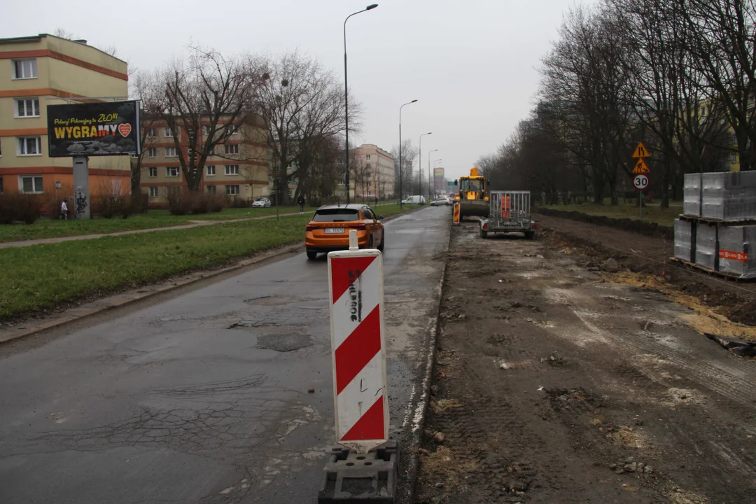 Utrudnienia dla pieszych i podróżnych MPK Łódź na Lutomierskiej