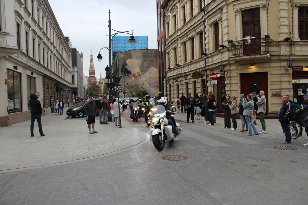 Wielka parada motocyklowa na ulicy Piotrkowskiej w Łodzi