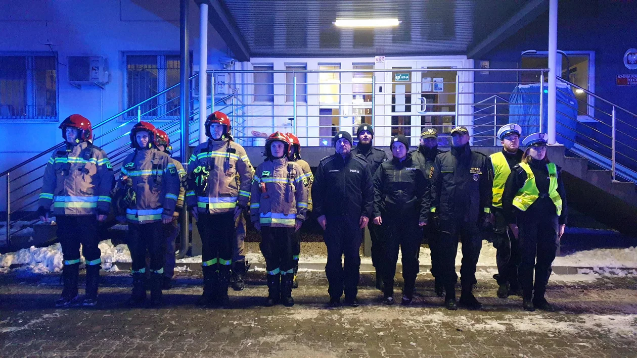 Oddali hołd poległym na służbie. Przed komendą policji w Zgierzu zawyły syreny [ZDJEICA] - Zdjęcie główne