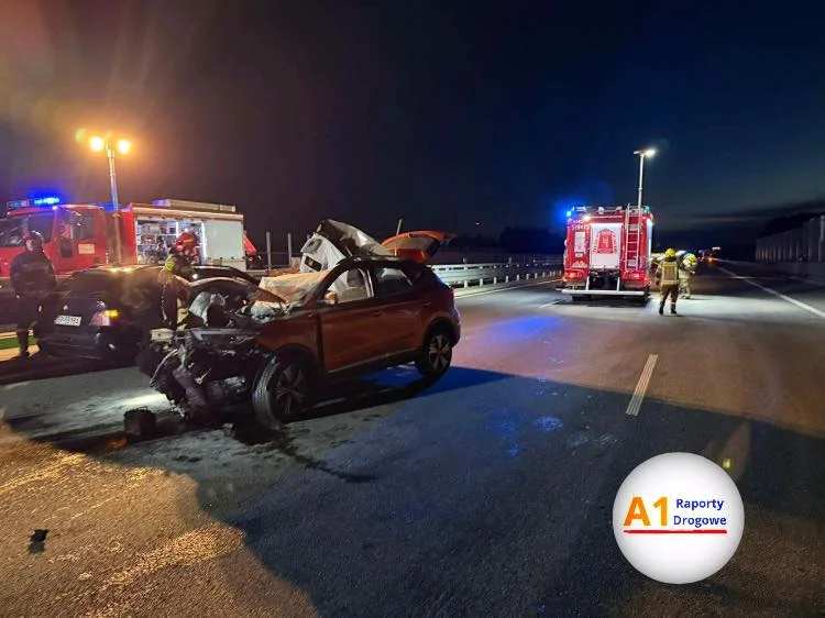 Wypadek na autostradzie A1. Droga jest zablokowana [ZDJĘCIA] - Zdjęcie główne