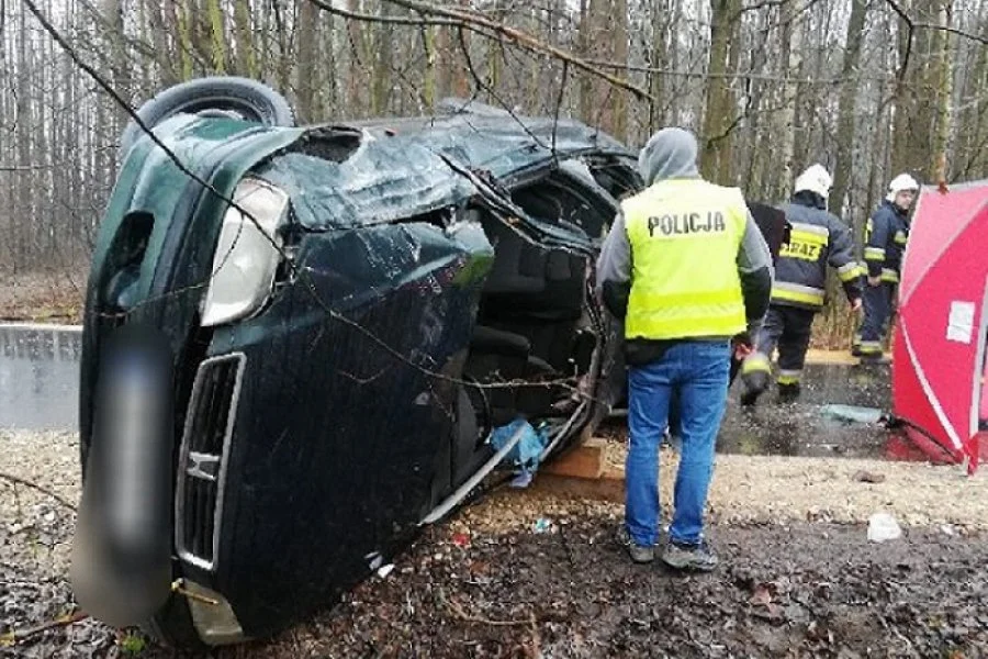 Honda dachowała, świadkowie i ratownicy reanimowali mężczyznę. Niestety 25-latek zmarł... [FOTO] - Zdjęcie główne