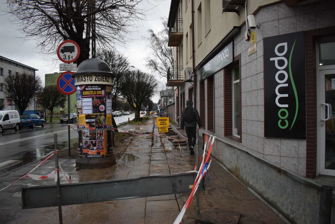 Rozłożony chodnik na ulicy Długiej