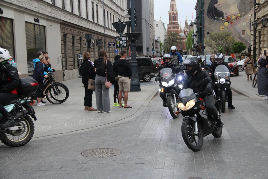 Wielka parada motocyklowa na ulicy Piotrkowskiej w Łodzi