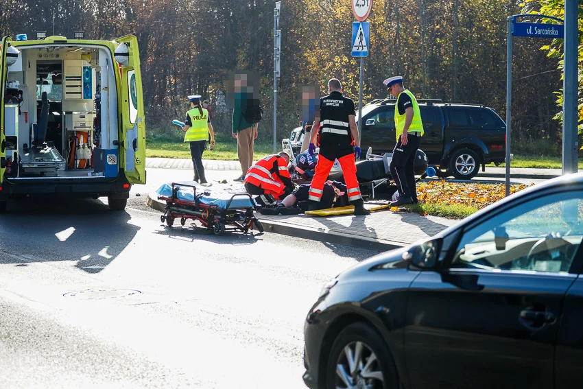 Wypadek na al. Wyszyńskiego. Policyjny motocykl zderzył się z osobówką