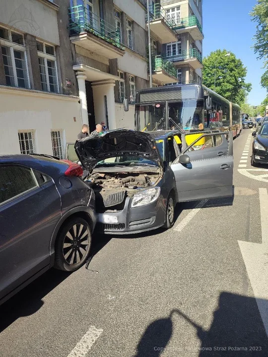 Zderzenie trzech aut z miejskim autobusem w centrum Łodzi