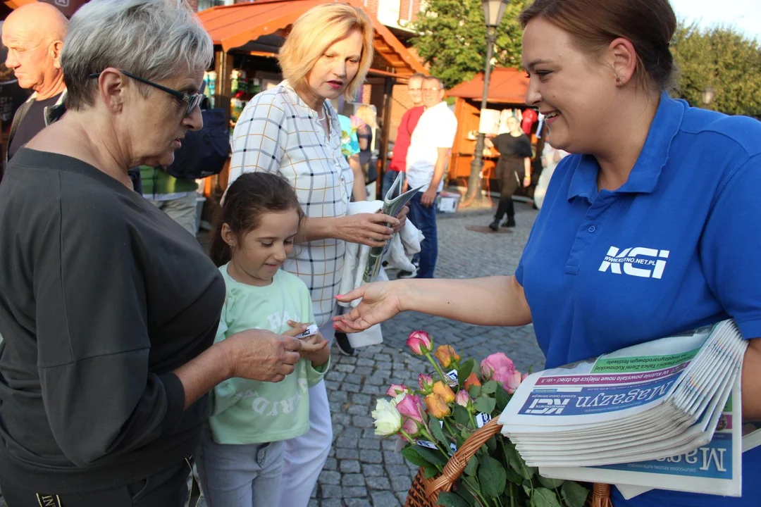 KCI rozdaje róże i gazety na kutnowskim Święcie Róży