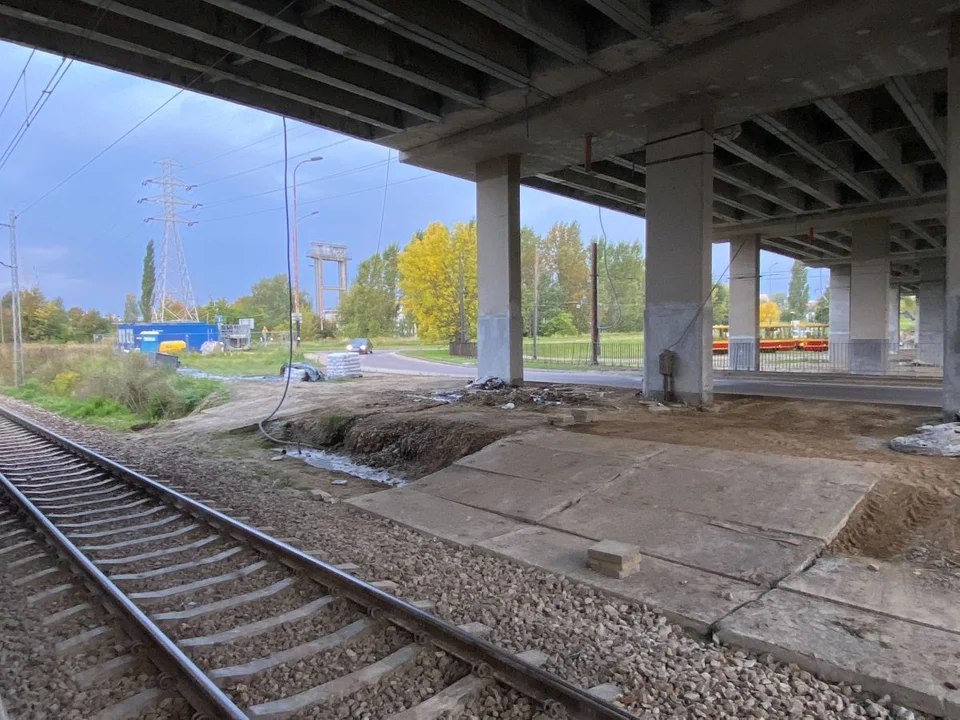 Stacja Łódź Dąbrowa w czasie remontu wiaduktów