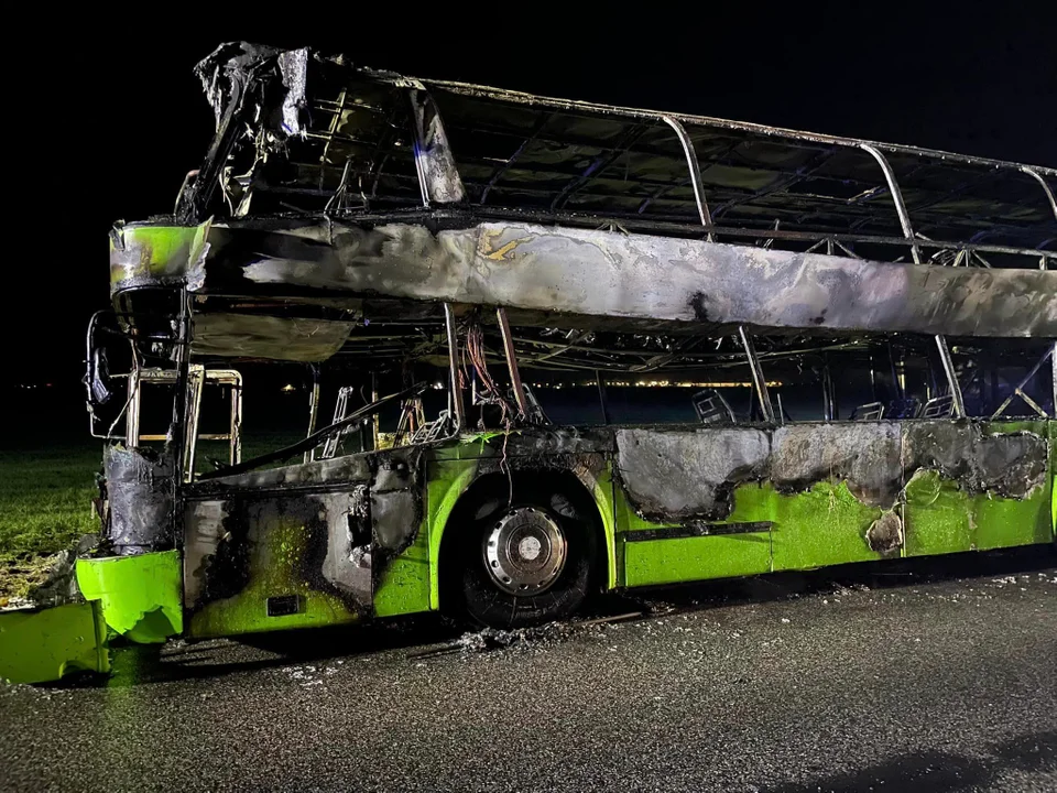 Potężny pożar autobusu w Łódzkiem. Pojazd doszczętnie spłonął