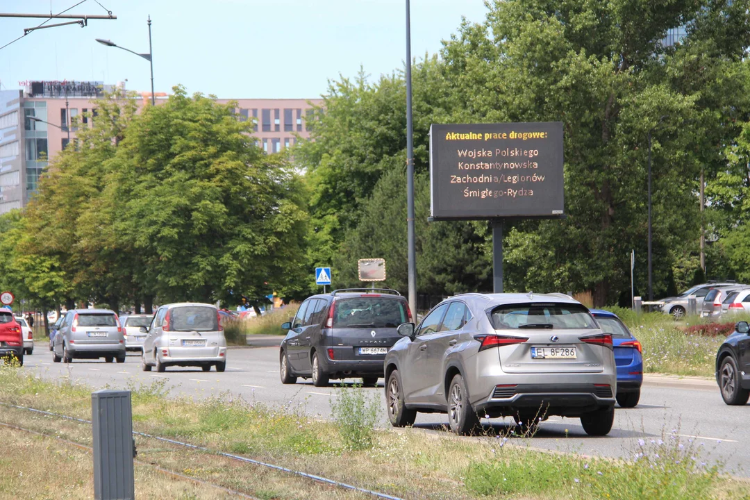 Te tablice wprowadzają kierowców w błąd. Ostrzegają przed utrudnieniami, których już nie ma [ZDJĘCIA] - Zdjęcie główne