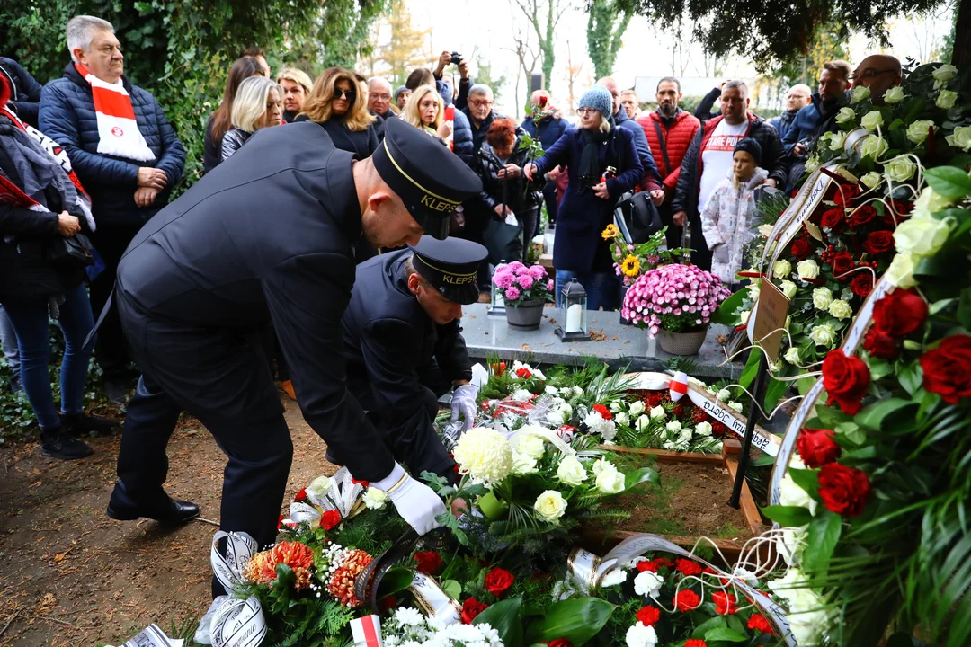 Pogrzeb Igora Sypniewskiego w Łodzi. Kibicie żegnali wychowanka ŁKS-u.