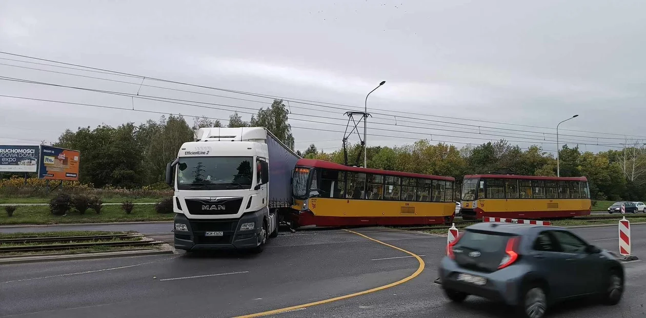 Wypadek na Włókniarzy w Łodzi. Tramwaj wjechał w ciężarówkę [ZDJĘCIA] - Zdjęcie główne