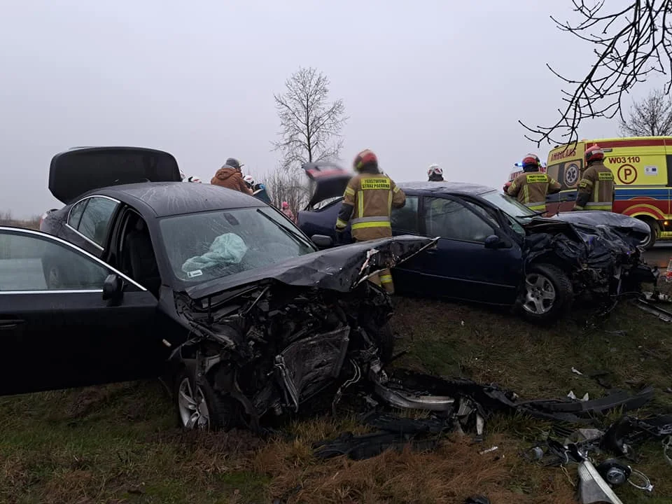 Czołowe zderzenie BMW i seata. Kierowca próbował wyprzedzać [ZDJĘCIA] - Zdjęcie główne