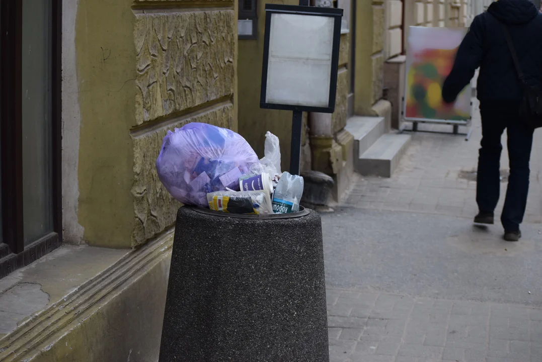 Mieszkańcy mają dość zalegających śmieci w centrum Łodzi. „Flaszek jest więcej niż robotników” [zdjęcia]