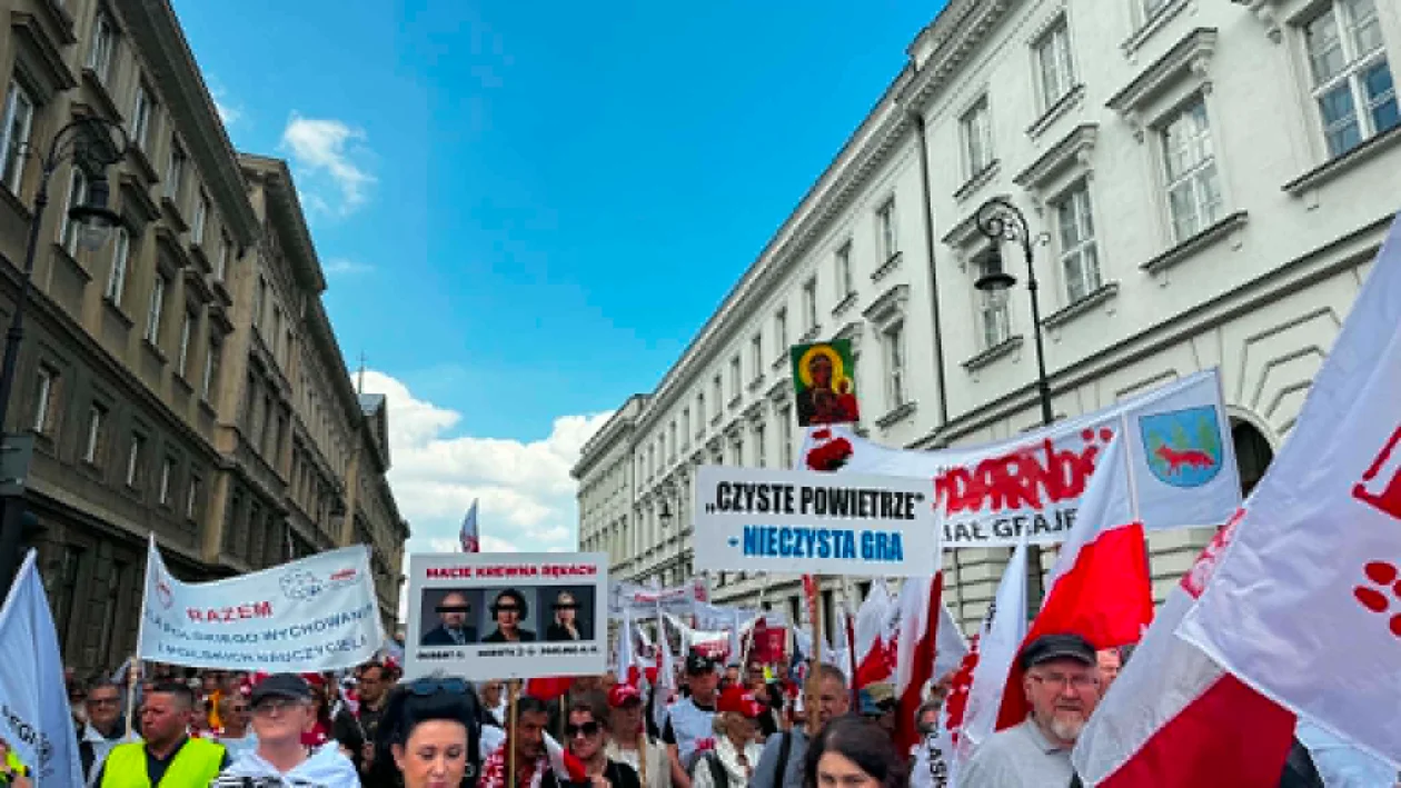 Z Kutna prosto do Warszawy. Pojechali na protest autokarami (ZDJĘCIA)