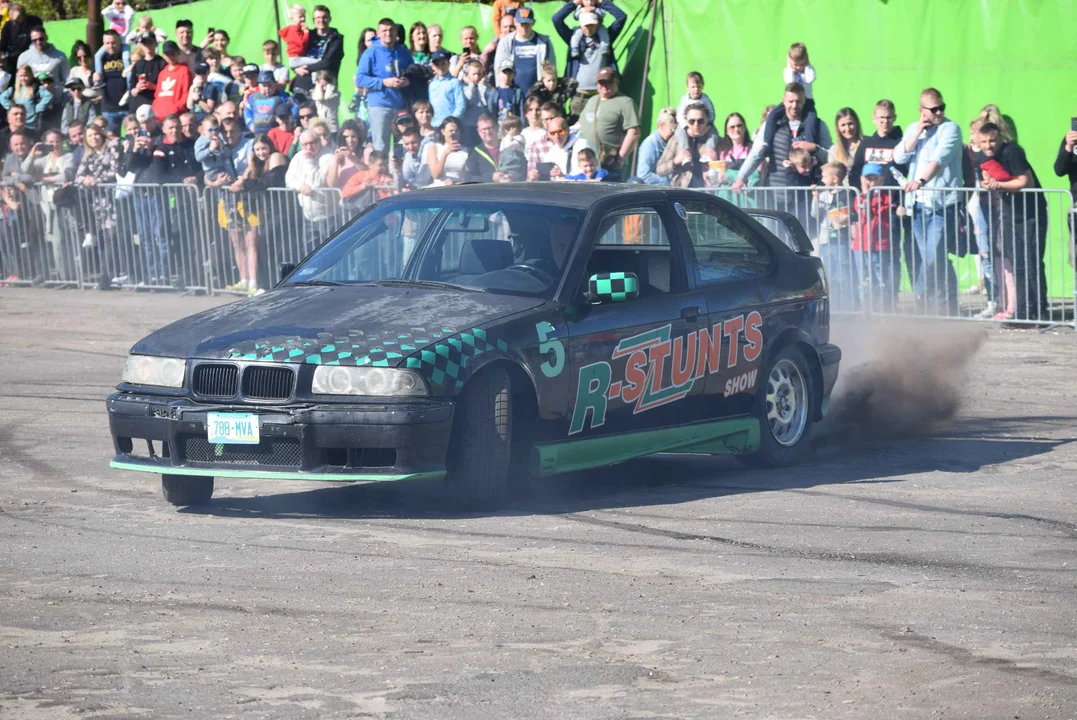 Giganty na czterech kołach zrobiły duże show! Widowiskowy pokaz monster trucków