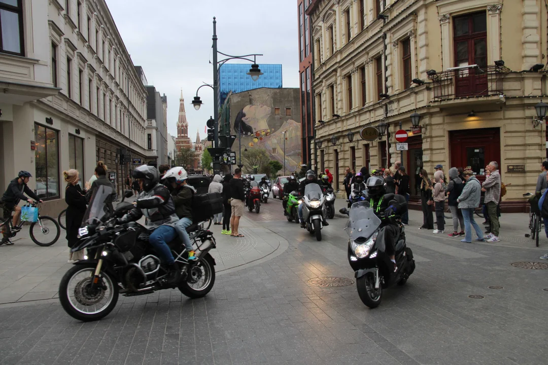 Wielka parada motocyklowa na ulicy Piotrkowskiej w Łodzi