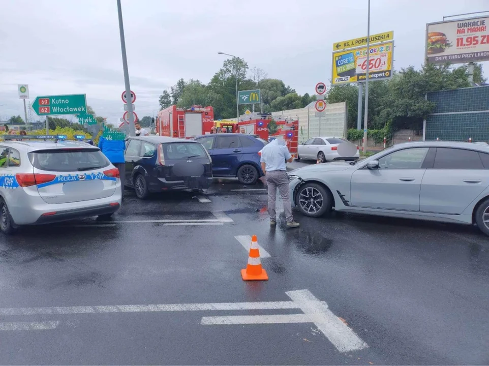 Zderzenie trzech aut na "rondzie dzwon". Dwoje dzieci rannych [ZDJĘCIA] - Zdjęcie główne