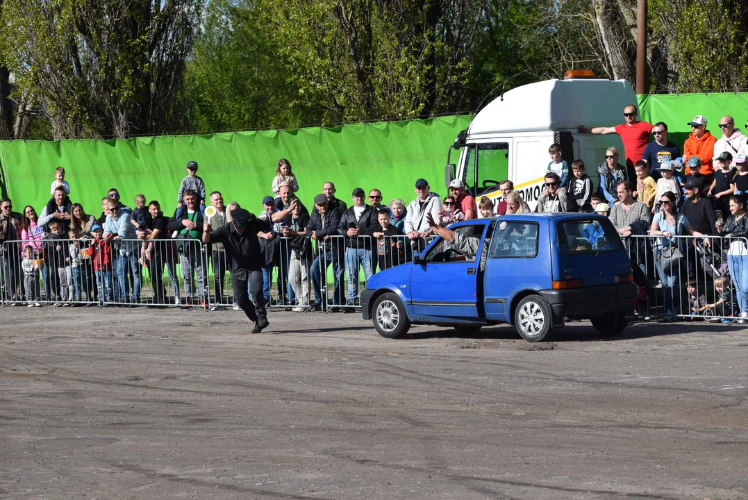 Giganty na czterech kołach zrobiły duże show! Widowiskowy pokaz monster trucków