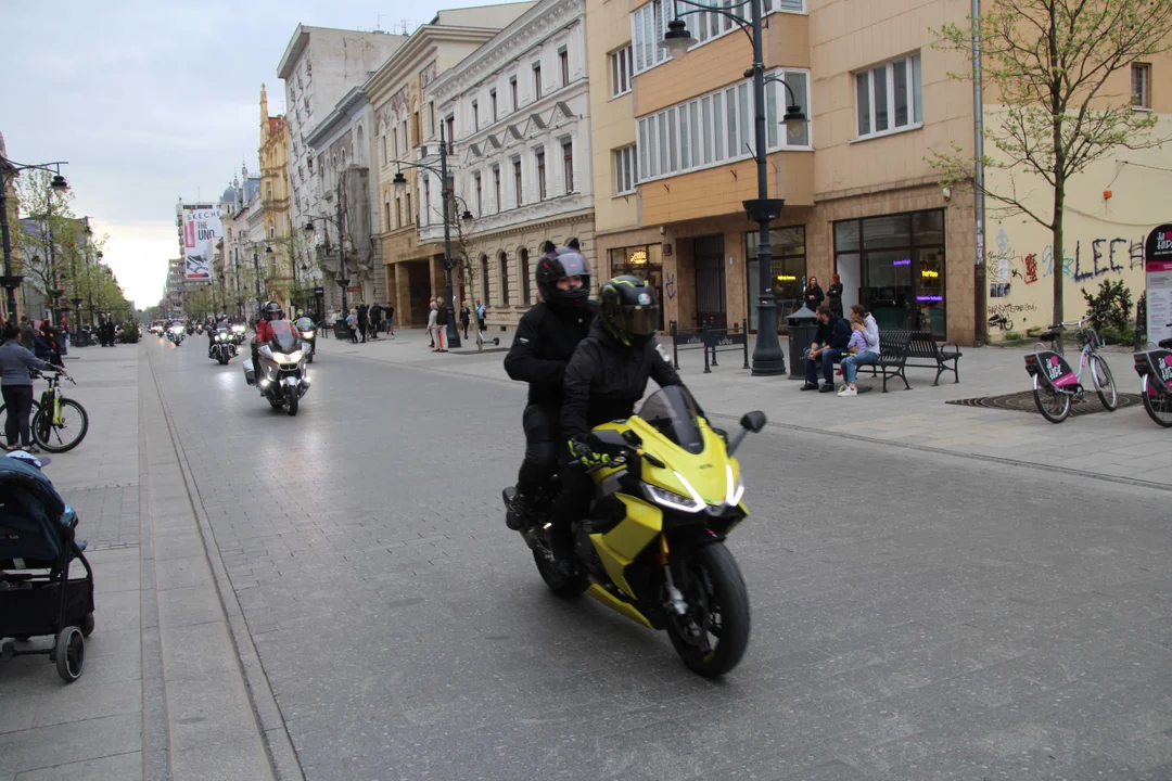 Wielka parada motocyklowa na ulicy Piotrkowskiej w Łodzi