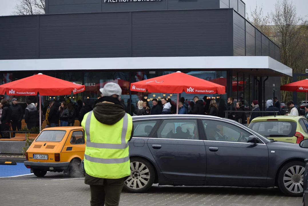 Tłumy łodzian na otwarciu restauracji MAX Premium Burgers. Tego jeszcze w Łodzi nie było [ZOBACZ ZDJĘCIA]