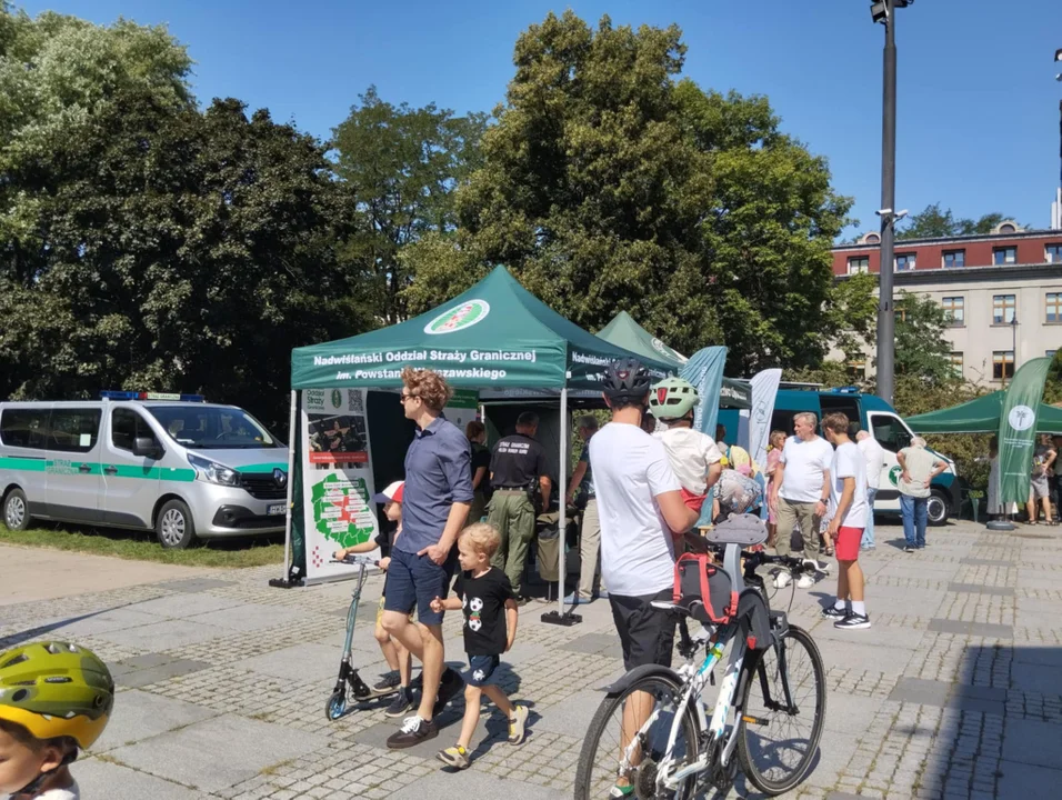 Piknik wojskowy w Łodzi i złożenie kwiatów w Zgierzu
