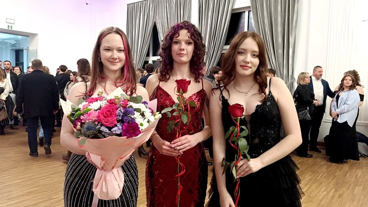 Polonez w dwóch turach i 280 osób na parkiecie. Studniówka VIII LO w Czarnym Stawie [GALERIA] - Zdjęcie główne