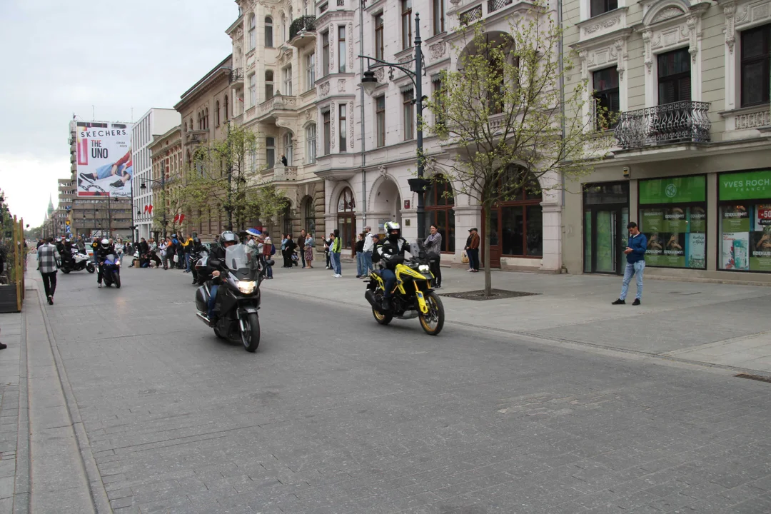 Wielka parada motocyklowa na ulicy Piotrkowskiej w Łodzi