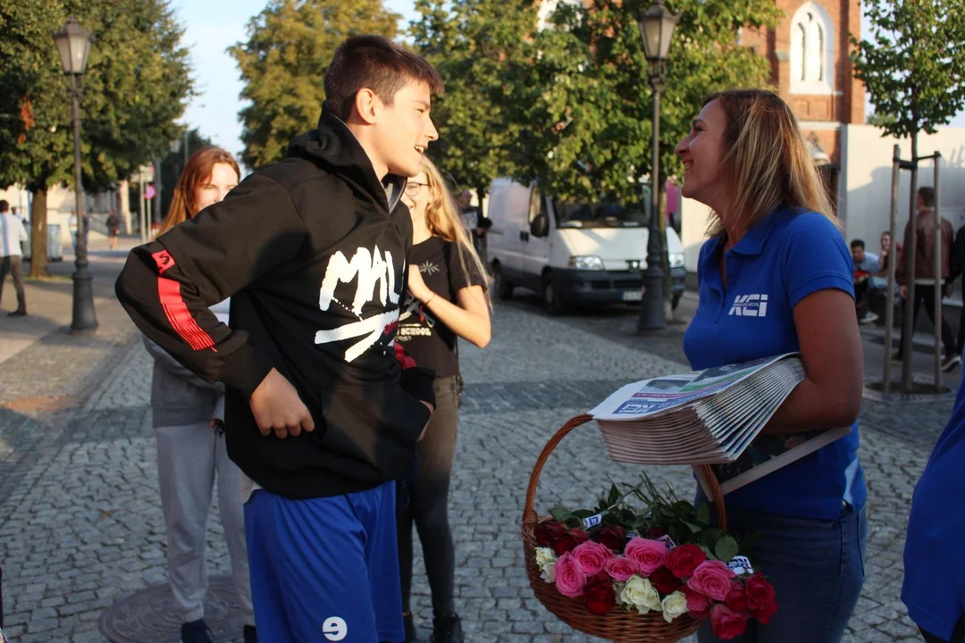 KCI rozdaje róże i gazety na kutnowskim Święcie Róży