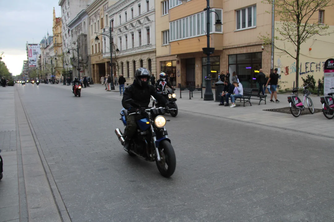 Wielka parada motocyklowa na ulicy Piotrkowskiej w Łodzi