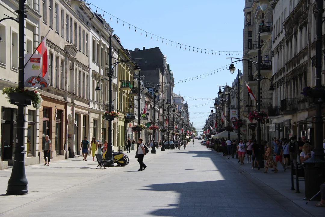 Ulica Piotrkowska gotowa na obchody 15 sierpnia