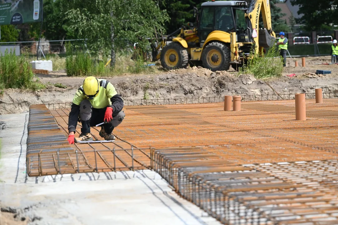 Budowa bloków w Dobrzelowie koło Bełchatowa