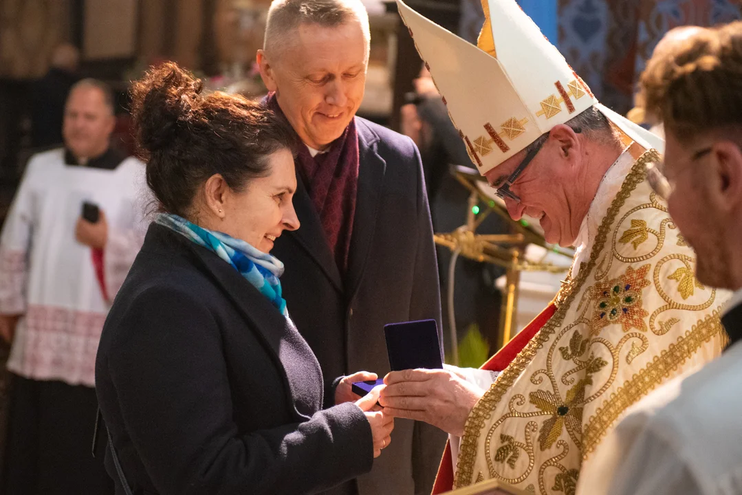 W katedrze odznaczono kilkadziesiąt osób. Biskup Płocki: Jesteście domownikami Boga! [ZDJĘCIA] - Zdjęcie główne