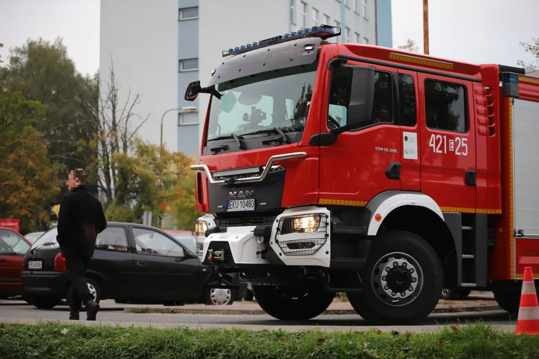 Trwa akcja gaśnicza w jednym z bloków w centrum Kutna. Doszło tam do pożaru w piwnicy