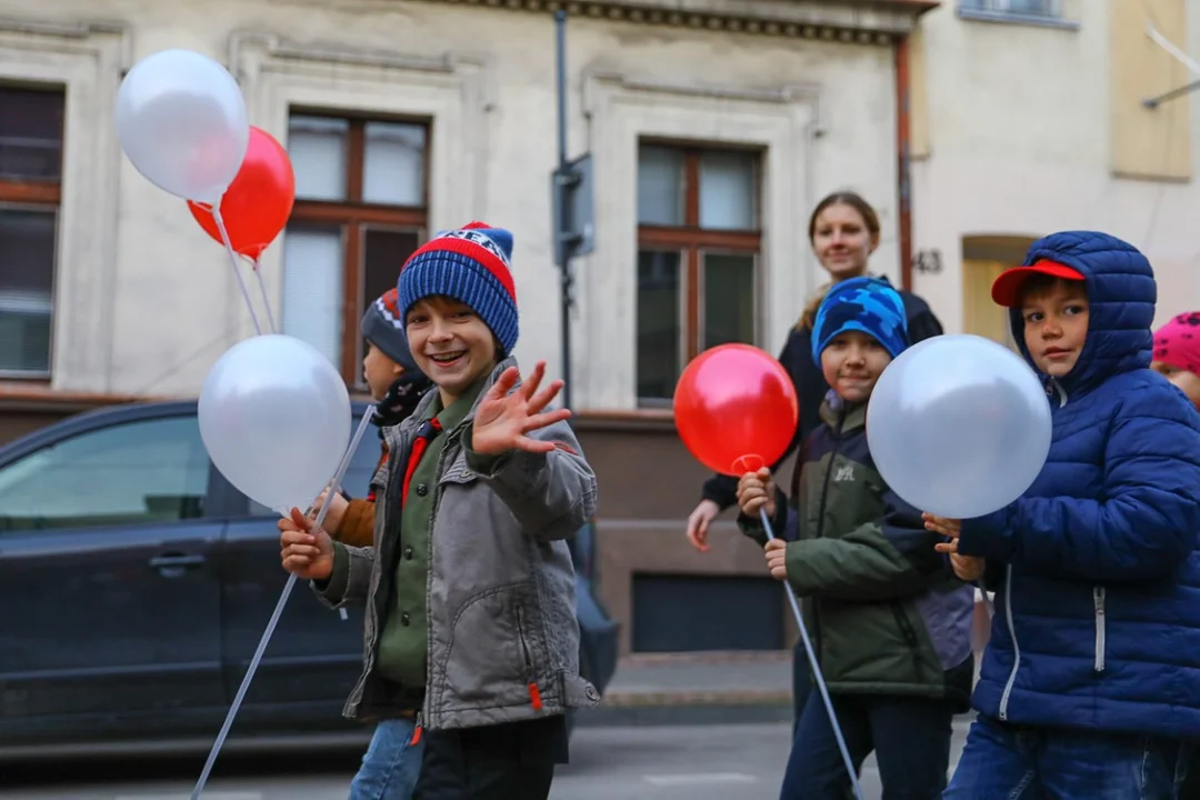 Pochody 11 listopada w Zgierzu. Mieszkańcy tłumnie uczestniczyli w uroczystościach Święta Niepodległości.