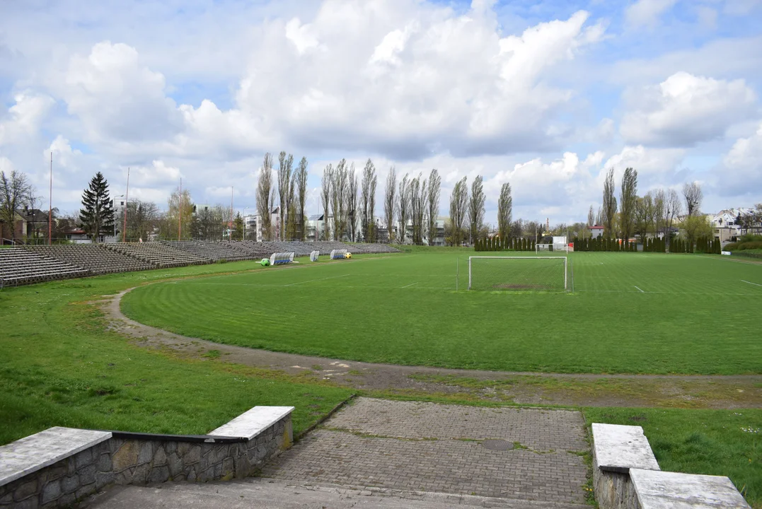 Oświetlenie, trybuny, bieżnia – stadion miejski w Zgierzu zmieni się nie do poznania. To niejedyna modernizacja na terenie MOSiR [ZDJĘCIA] - Zdjęcie główne