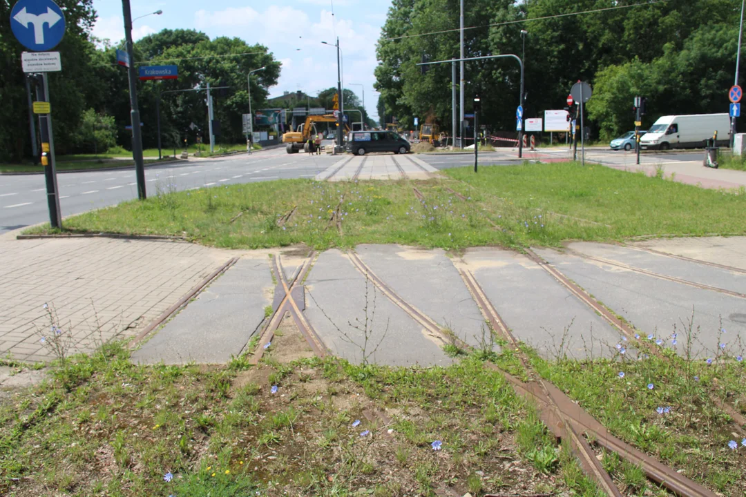 Nieczynne przystanki tramwajowe przy Konstantynowskiej