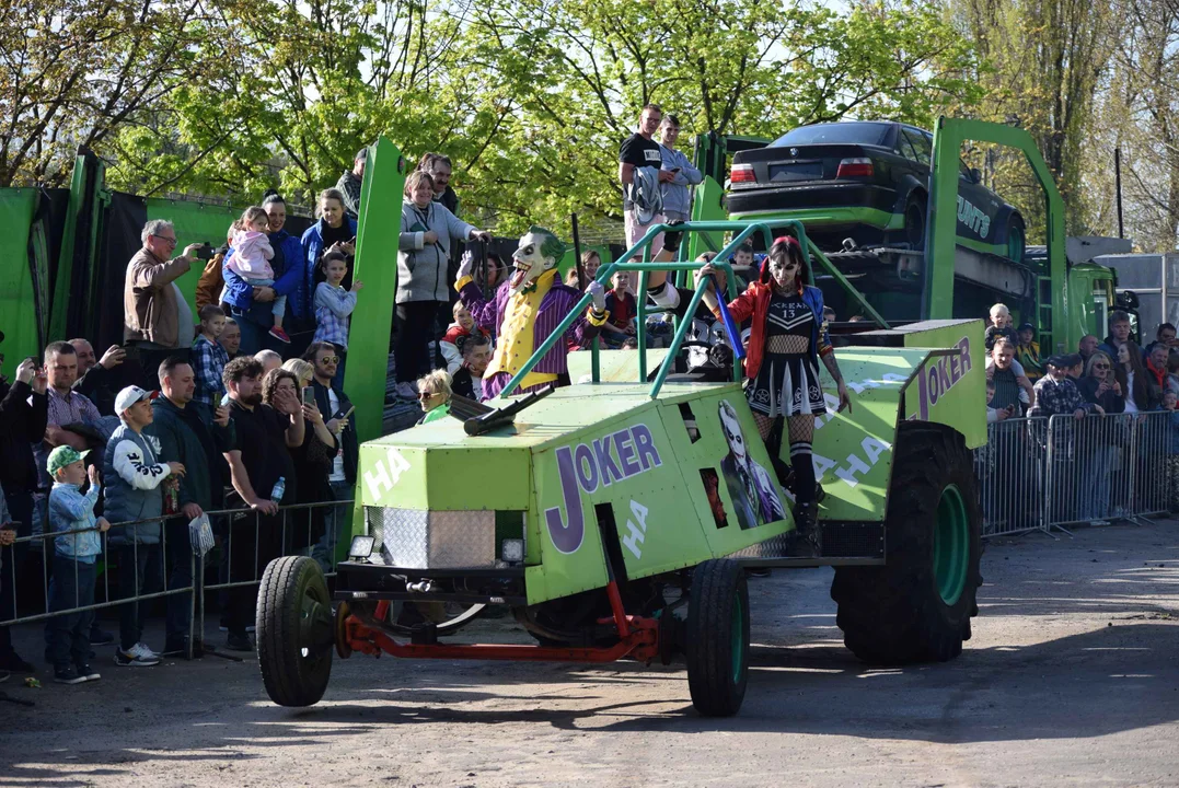 Giganty na czterech kołach zrobiły duże show! Widowiskowy pokaz monster trucków