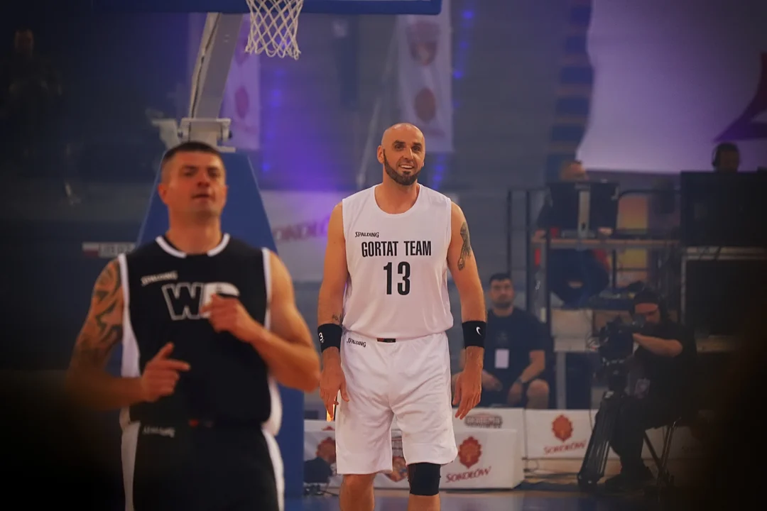 Wielkie sportowe emocje na Atlas Arenie. Mecz GORTAT TEAM vs WOJSKO POLSKIE przyciągnął rzeszę fanów koszykówki z Łodzi - Zdjęcie główne