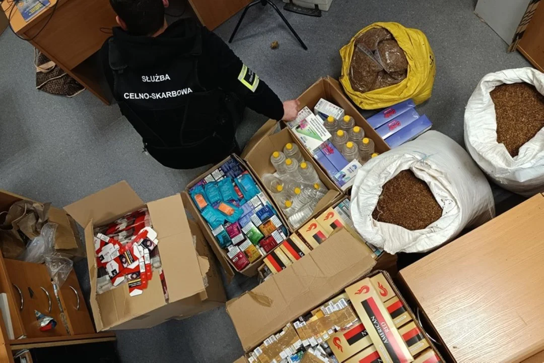 Wielka akcja celników przy Bałuckim Rynku. Papierosy i alkohol bez akcyzy w Łodzi i regionie - Zdjęcie główne