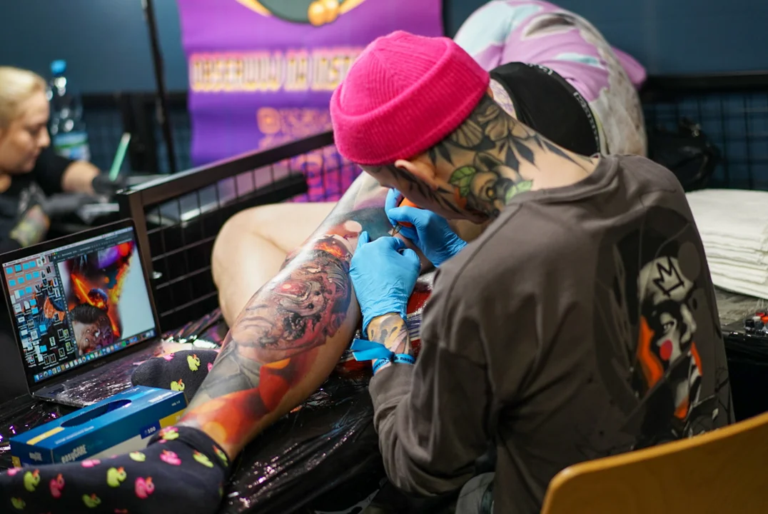 Łódź Tattoo Konwent w Atlas Arenie, wielu łodzian z nowymi dziarkami.