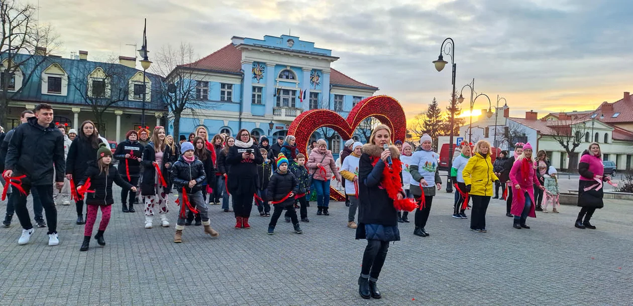 Zatańczyli na placu w Aleksandrowie Łódzkim. Jubileuszowe „One Billion Rising” [ZDJĘCIA] - Zdjęcie główne